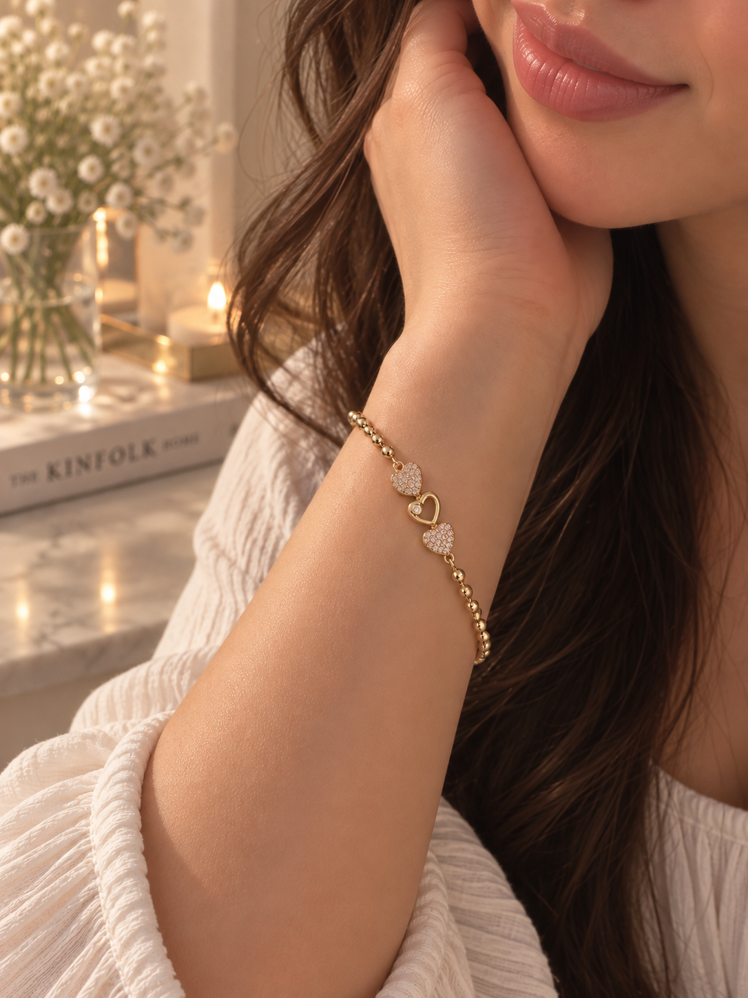 14K goldplated heart charm armband met roze zirkonia hartjes aan de pols