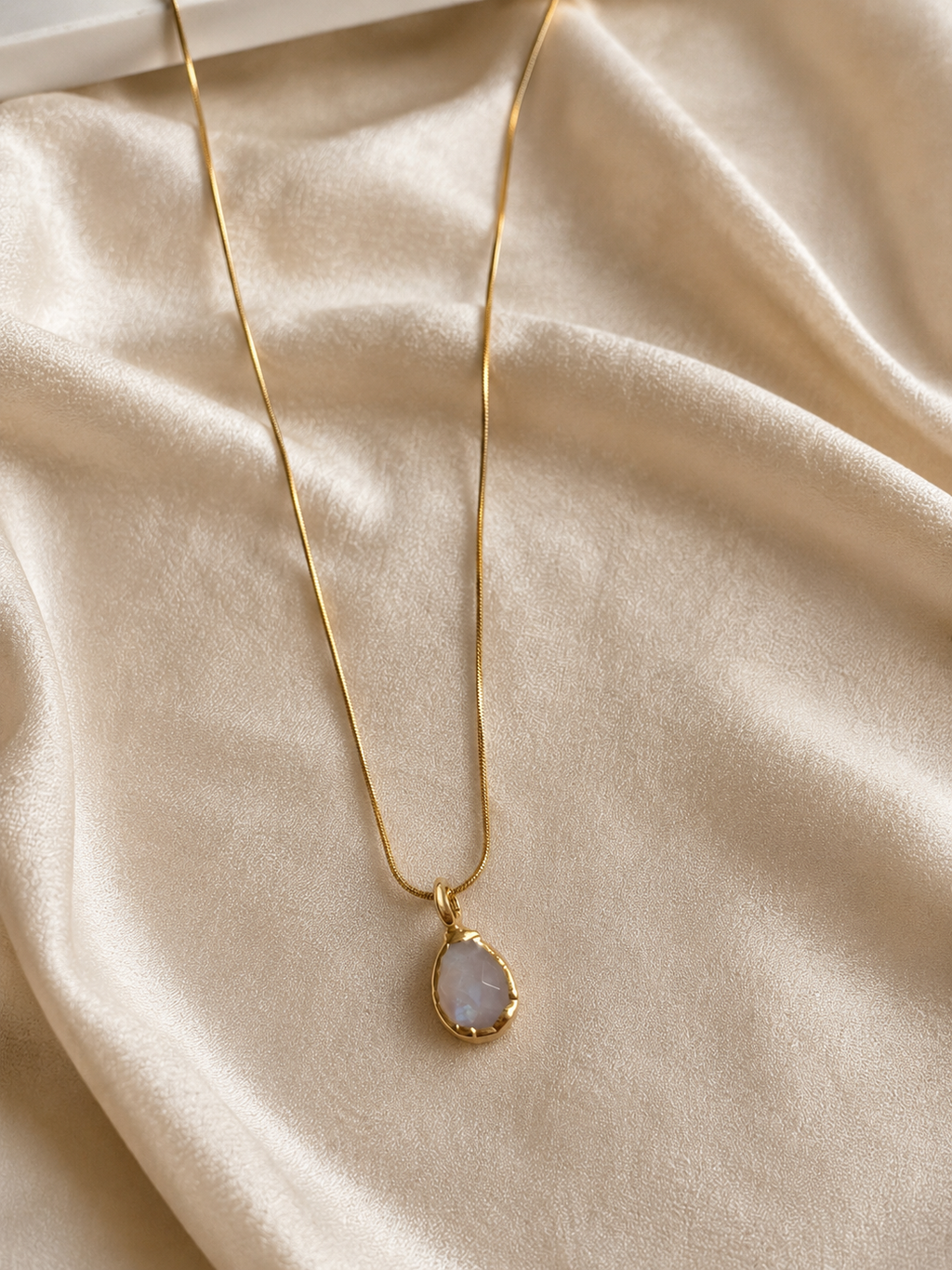 Zivèra handgemaakte maansteen druppel ketting 18K goldplated op satijnen ondergrond