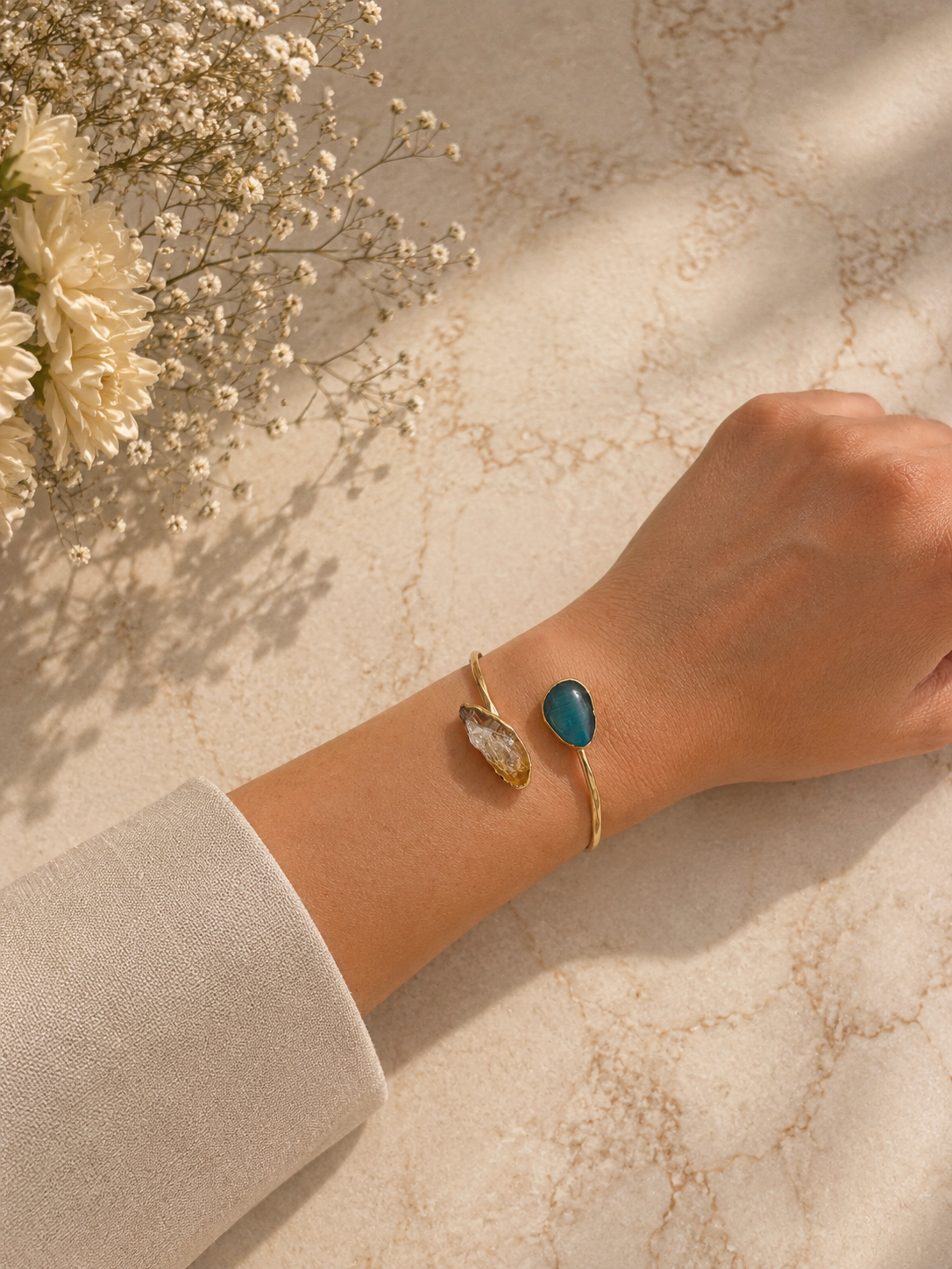 Zivèra handgemaakte citrijn en kattenoog armband 18K goldplated op marmeren ondergrond met bloemen