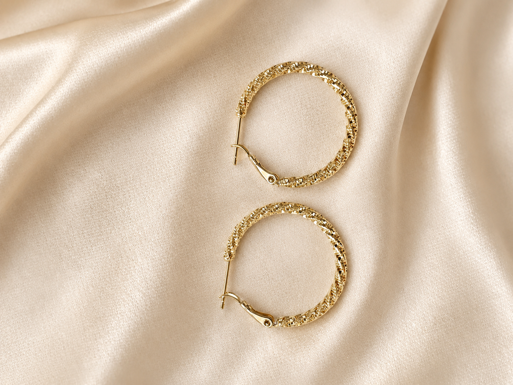 Zivèra Gouden Hoops 14K Goldplated op satijnen ondergrond