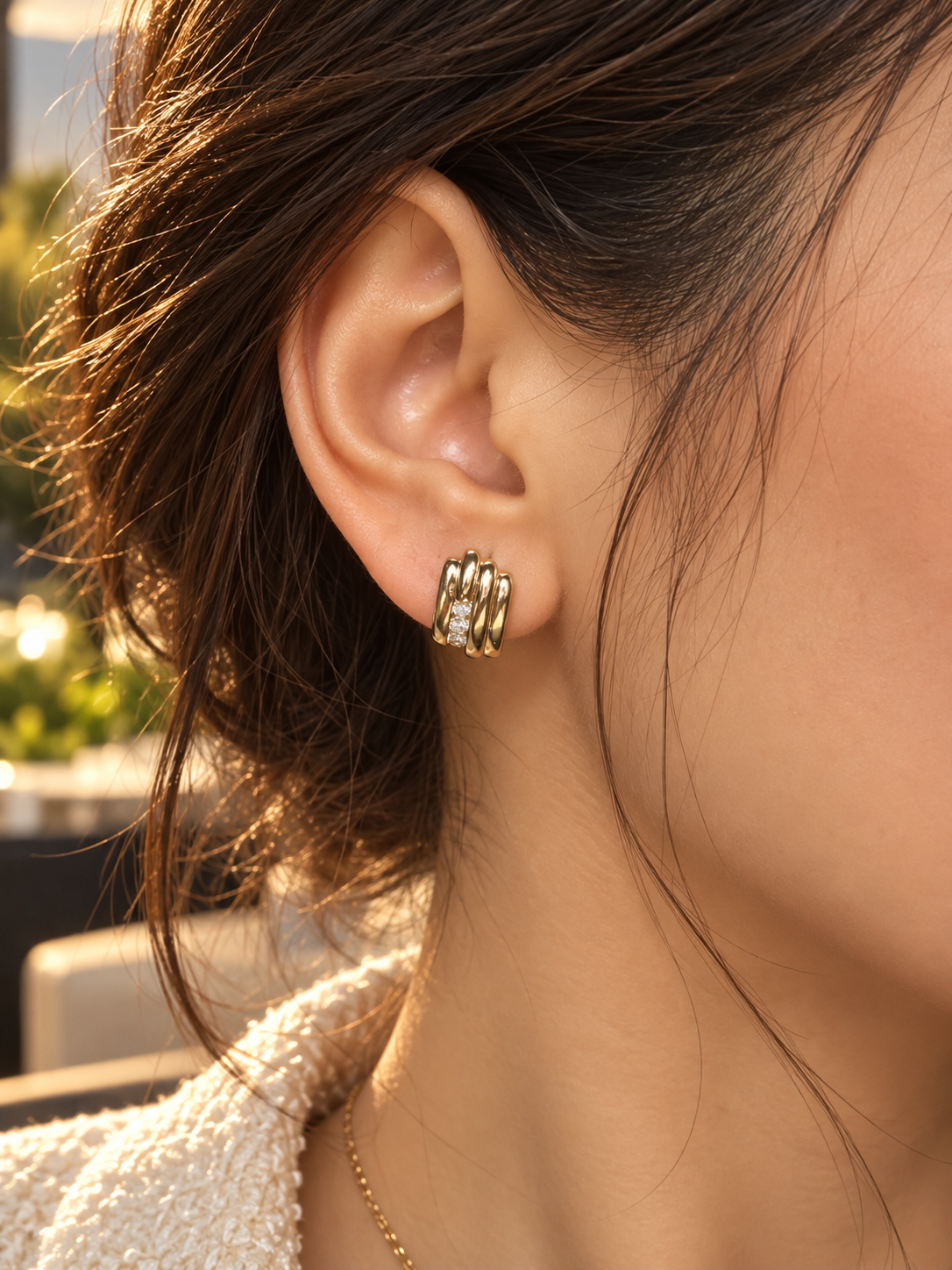 Zivèra Ridge Oorbellen - gelaagde gouden studs met zirkonia, 14K goldplated