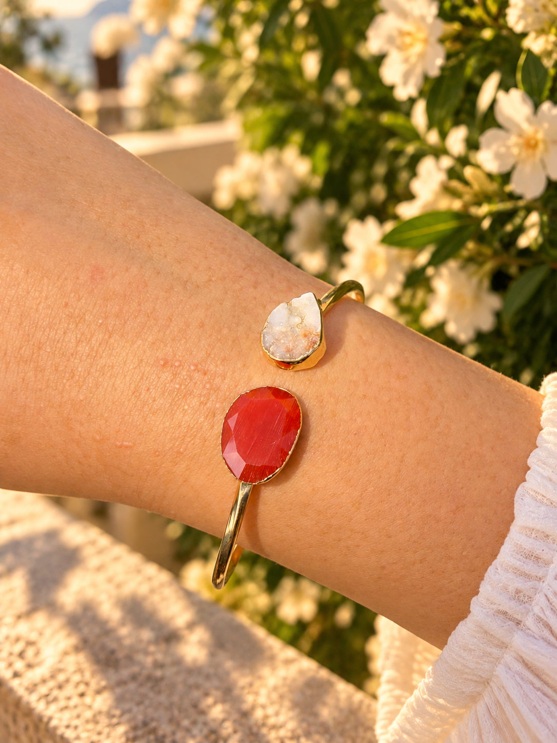 Zivèra Kediözü & Krizopas Cuff - handgemaakte open bangle met rode tijgeroog en witte krizopas stenen, 18K goldplated