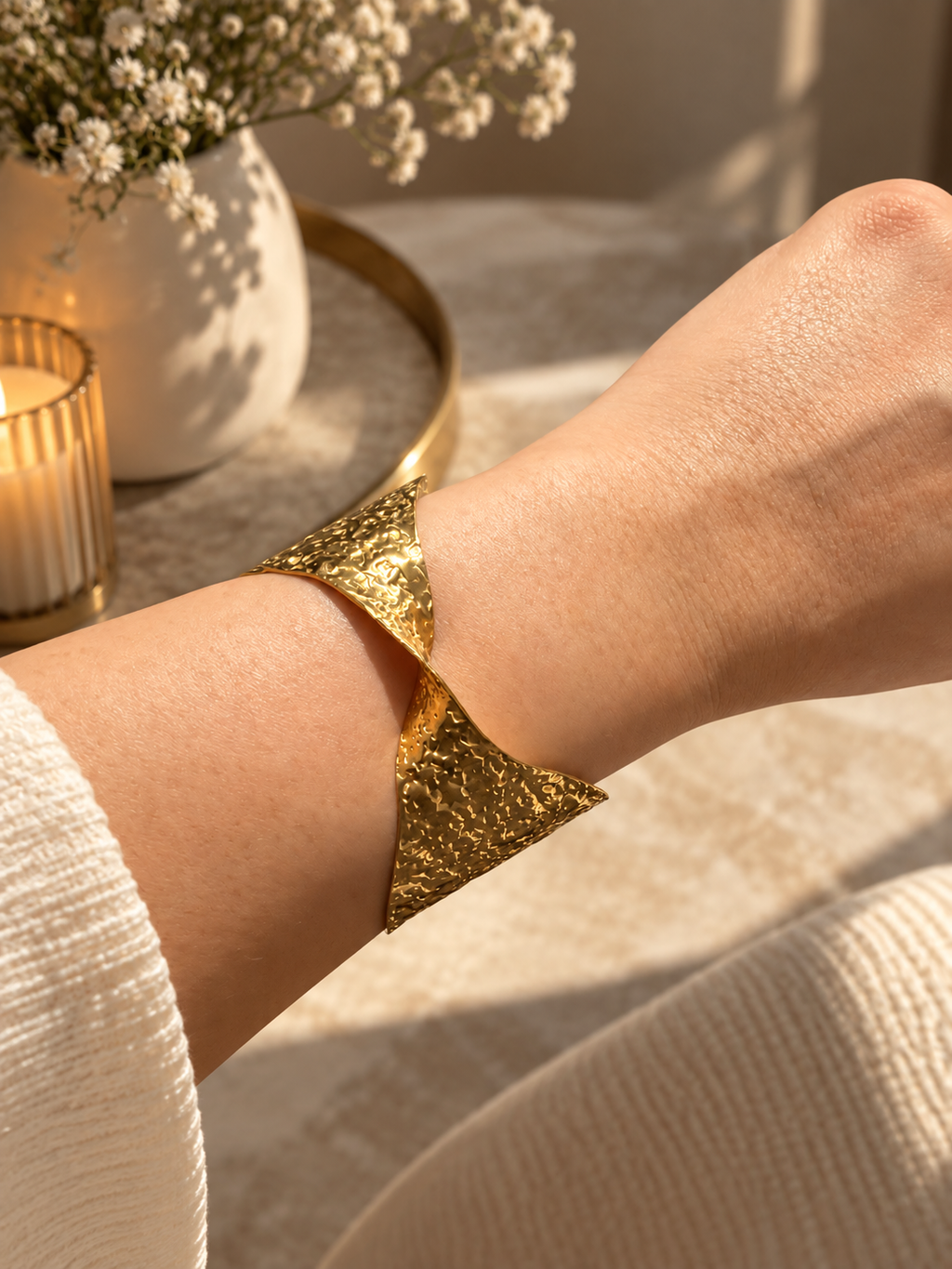 Zivèra Martelé Bangle - gehammerde gouden cuff, 14K goldplated verstelbaar
