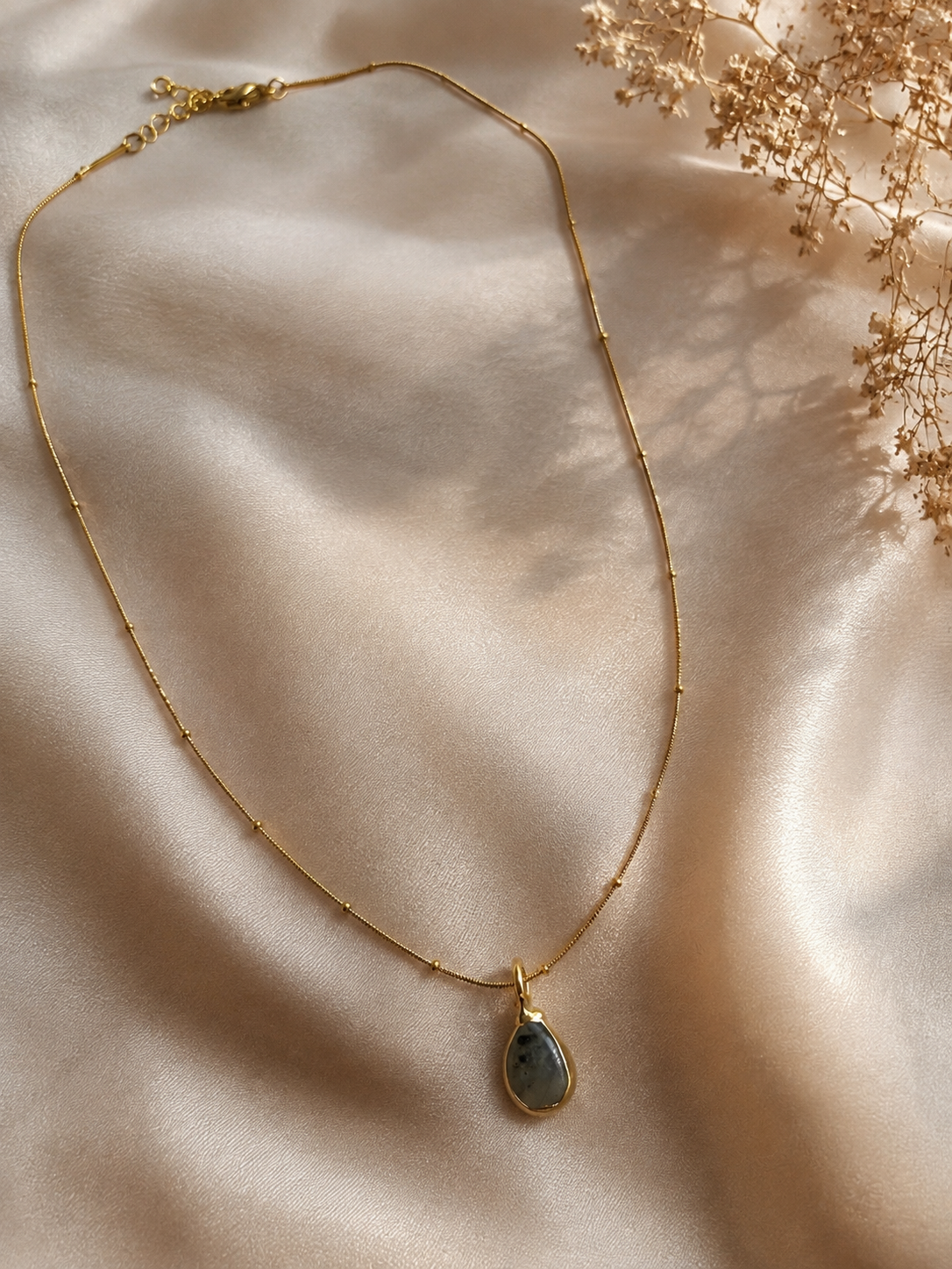 Zivèra handgemaakte peridot druppel ketting 18K goldplated op satijnen ondergrond