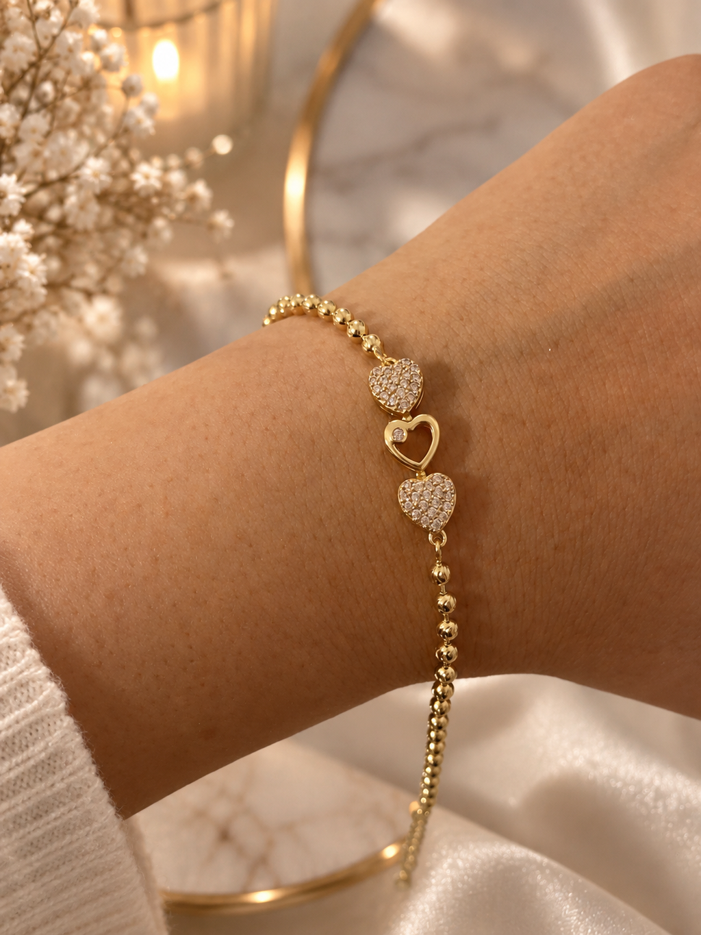 Detail van 14K goldplated heart charm armband met pavé hartjes