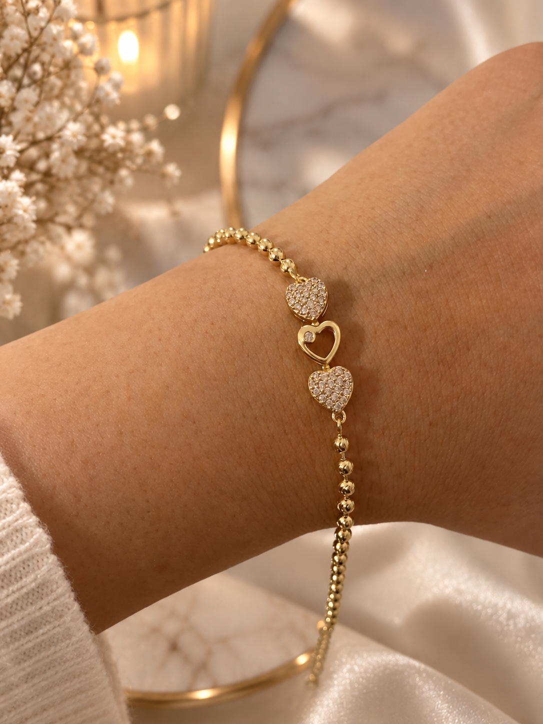 Detail van 14K goldplated heart charm armband met pavé hartjes