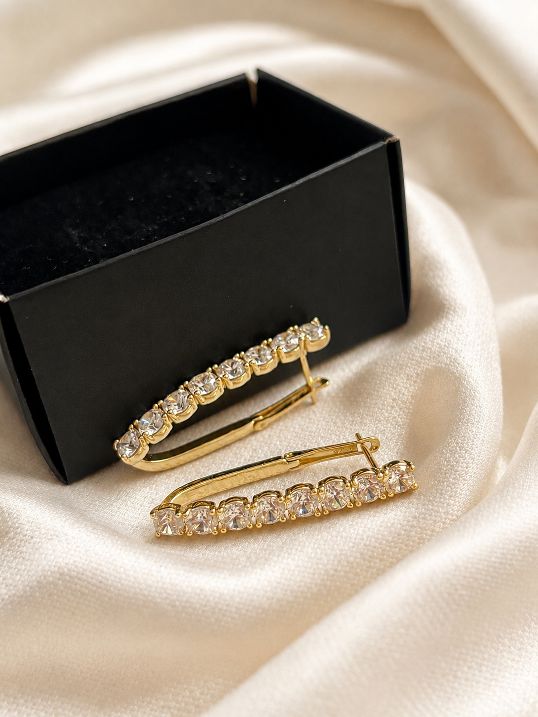 Zivèra Kristallen Rechthoekige Hoops 14K Goldplated op satijnen ondergrond