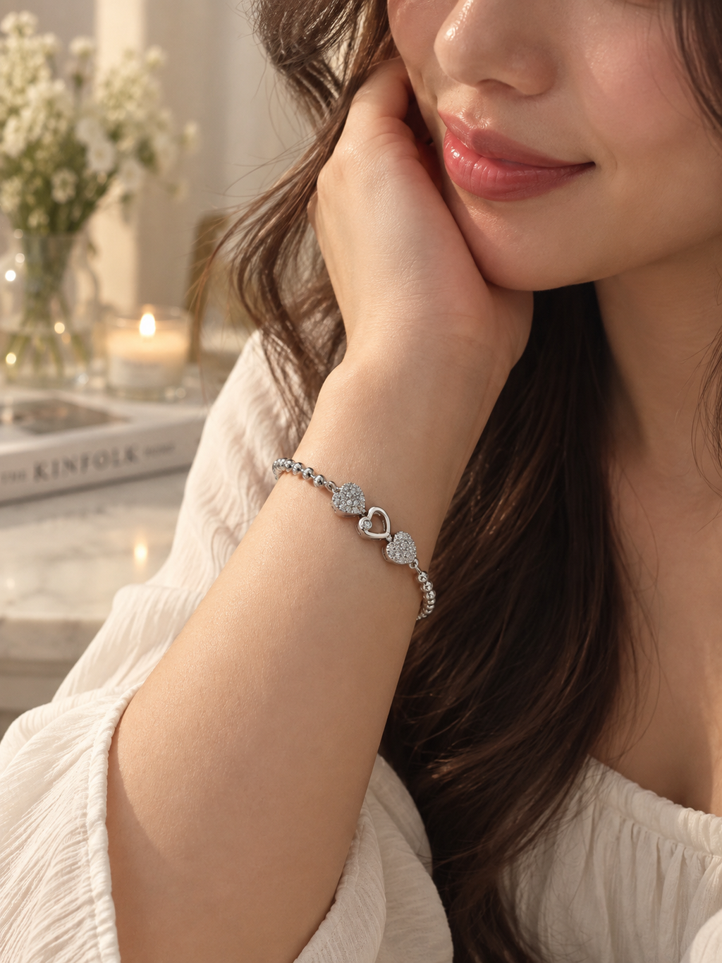 14K white goldplated heart charm armband met zirkonia hartjes aan de pols