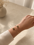 Zivèra handgemaakte agaat dubbelsteen armband 18K goldplated aan pols op marmeren ondergrond