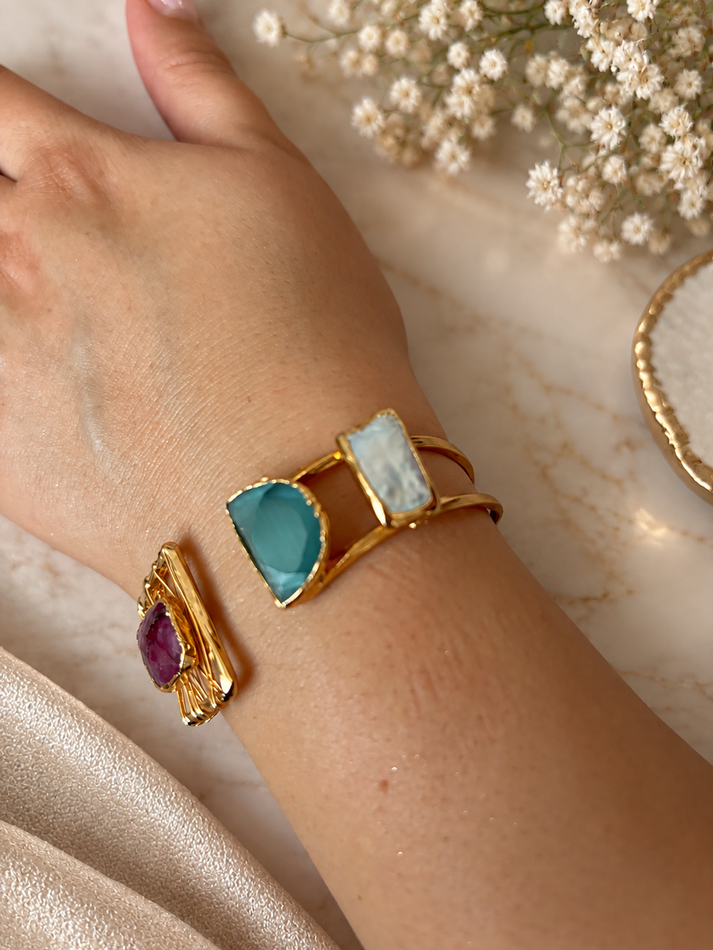 Zivèra Handgemaakte Yakut & Kedi Gözü Cuff Armband | 18K Goldplated