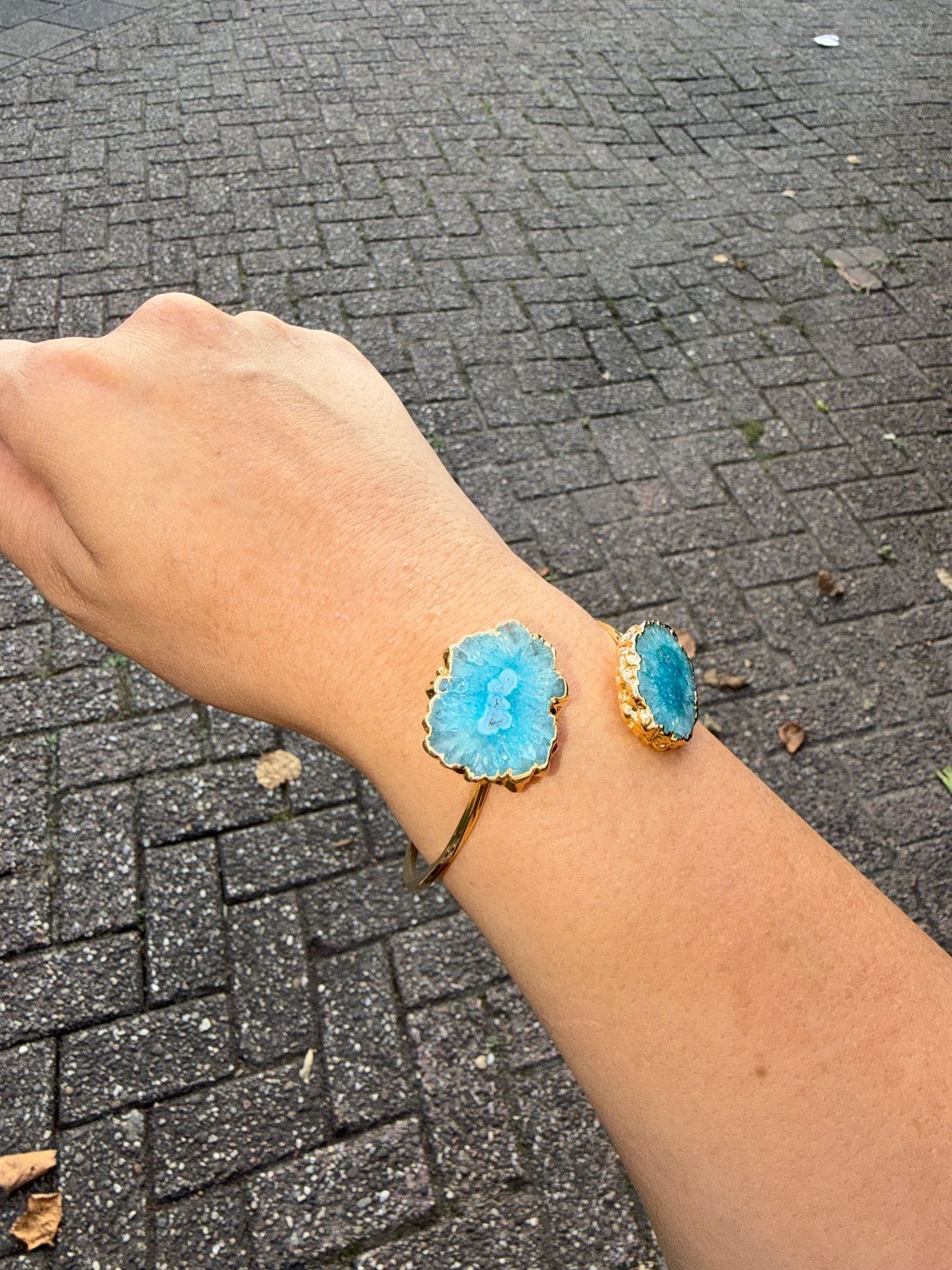 Zivèra Solar Agate Cuff - handgemaakte open bangle met ijsblauwe solar agate stenen, 18K goldplated