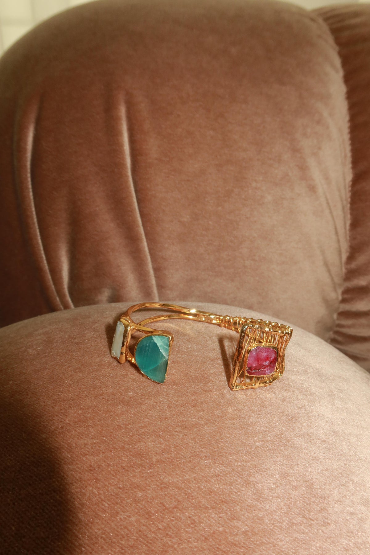 Zivèra Handgemaakte Yakut & Kedi Gözü Cuff Armband | 18K Goldplated